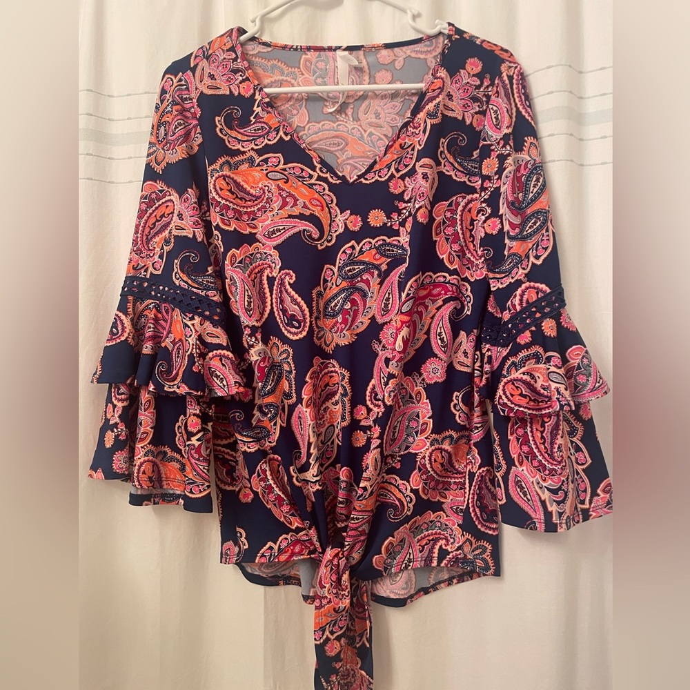 NY Collection top.  Size Small.  Also ties at the bottom